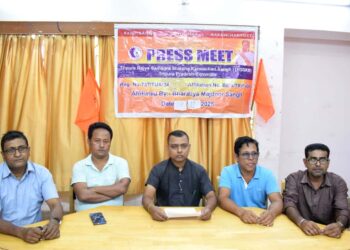 আমলাদের ভূমিকা নিয়ে প্রশ্ন তুললেও প্রশাসনের দ্বারস্থ হলেন সমগ্রশিক্ষার রাষ্ট্রবাদী শিক্ষকরা।