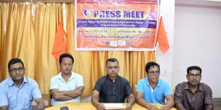 আমলাদের ভূমিকা নিয়ে প্রশ্ন তুললেও প্রশাসনের দ্বারস্থ হলেন সমগ্রশিক্ষার রাষ্ট্রবাদী শিক্ষকরা।