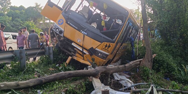 আমতলী বাইপাসে ভয়াবহ সড়ক দুর্ঘটনা! মনফোর্ট বিদ্যালয়ের স্কুল বাস উল্টে আহত একাধিক ছাত্র-ছাত্রী, চালক পলাতক। আহতদের উদ্ধার করে হাপানিয়া হাসপাতালে ভর্তি করা হয়েছে।