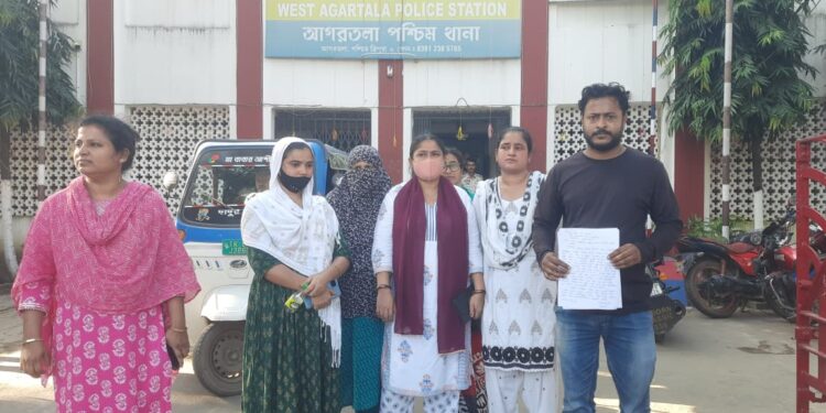 বর্ডার গোলচক্কর এলাকায় দুষ্কৃতীদের তাণ্ডবে চরমভাবে বিরক্ত স্থানীয় বাসিন্দারা, অবশেষে নালিশ জানাতে পশ্চিম থানায় পৌঁছালেন তারা।