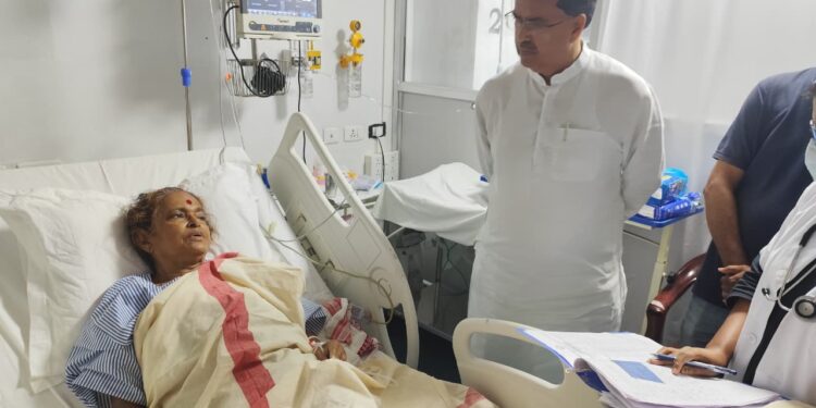 জিবি হাসপাতালে প্রাক্তন মুখ্যমন্ত্রী মানিক সরকারের স্ত্রী পাঁচালী ভট্টাচার্যকে দেখতে গেলেন মুখ্যমন্ত্রী ডা. মানিক সাহা। পাঁচালী দেবীর শারীরিক অবস্থার খোঁজখবর নিলেন ও তার দ্রুত সুস্থতা কামনা করলেন মুখ্যমন্ত্রী।