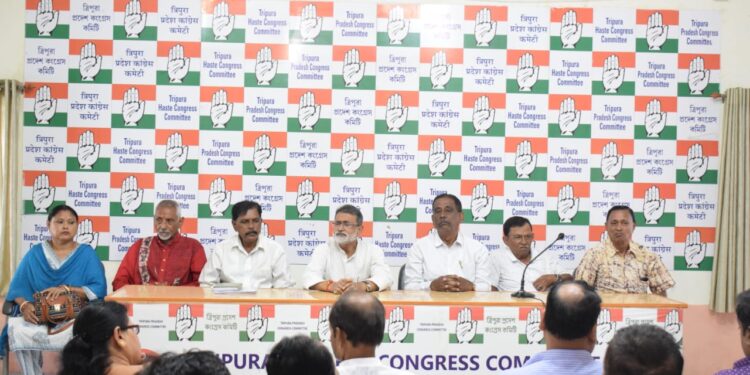 গেরুয়া শিবিরের বিরুদ্ধে সরব হয়ে তীব্র সমালোচনায় মুখর হাত শিবির।