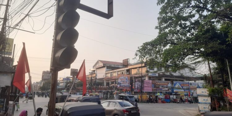 প্যারাডাইস চৌমুহনী ট্রাফিক সিগনাল অচল। যান চলাচল নিয়ন্ত্রণ করতে দেখা যাচ্ছে না কোনো ট্রাফিক কর্মীকে।