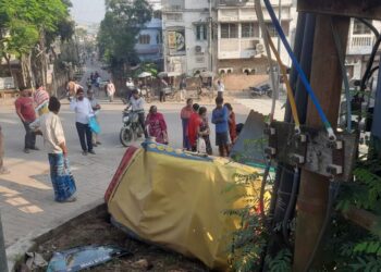 পথচারী তিন মহিলাকে বাঁচাতে গিয়ে দুর্ঘটনাগ্রস্ত অটো রিকশা!  দশমীঘাট এলাকায় ঘটে যায় চাঞ্চল্যকর ঘটনাটি।