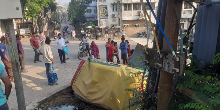 পথচারী তিন মহিলাকে বাঁচাতে গিয়ে দুর্ঘটনাগ্রস্ত অটো রিকশা!  দশমীঘাট এলাকায় ঘটে যায় চাঞ্চল্যকর ঘটনাটি।