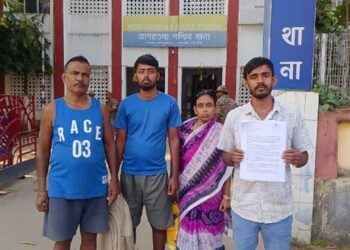 রিক্সা রাখাকে কেন্দ্র করে রাধানগর এলাকায় উত্তেজনা! হপ্তা না দেওয়ায় অভয়নগরের এক পরিবারকে মারধরের অভিযোগ, থানায় মামলা দায়ের।