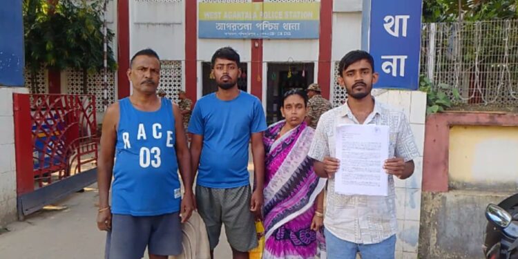 রিক্সা রাখাকে কেন্দ্র করে রাধানগর এলাকায় উত্তেজনা! হপ্তা না দেওয়ায় অভয়নগরের এক পরিবারকে মারধরের অভিযোগ, থানায় মামলা দায়ের।