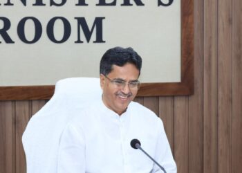 ত্রিপুরায় পর্যটনের নবদিগন্ত!  মুখ্যমন্ত্রী ডাঃ মানিক সাহা ও কেন্দ্রীয় ডোনার মন্ত্রী জ্যোতিরাদিত্য এম সিন্ধিয়ার বৈঠকে মাতাবাড়ি পর্যটন সার্কিটের রূপরেখা নিয়ে আলোচনা। আগরতলা থেকে ডুম্বুর পর্যন্ত ৪ রাত ৫ দিনের এই ভ্রমণপথ ত্রিপুরার প্রাকৃতিক সৌন্দর্য, ঐতিহ্য ও আধ্যাত্মিকতার অনন্য মেলবন্ধন তুলে ধরবে।