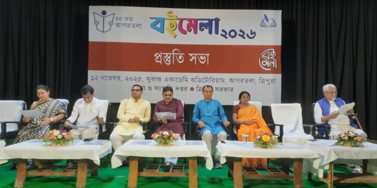  আগরতলা বইমেলা ২০২৬-এর প্রস্তুতি নিয়ে আলোচনা সভা অনুষ্ঠিত হলো। সুকান্ত একাডেমি অডিটোরিয়ামে আয়োজিত এই সভায় উপস্থিত ছিলেন বিশিষ্ট সাহিত্যিক, সাংস্কৃতিক ব্যক্তিত্ব ও রাজ্য সরকারের প্রতিনিধিবৃন্দ।