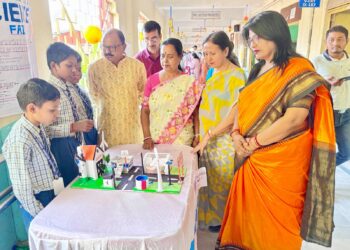 উমাকান্ত একাডেমি ইংরেজি মাধ্যম স্কুলে উৎসাহের মধ্য দিয়ে অনুষ্ঠিত হলো বাল বিজ্ঞান প্রদর্শনী। ছাত্রছাত্রীদের তৈরি ৪৯টি মডেলের মধ্যে থেকে ৫টি মডেল নির্বাচিত হবে মহকুমা স্তরের প্রতিযোগিতার জন্য।