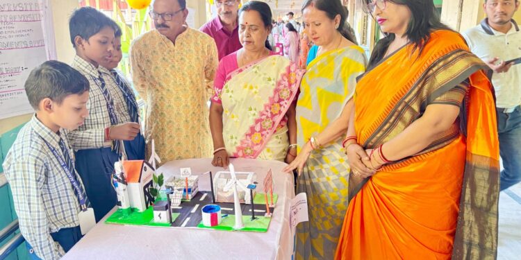 উমাকান্ত একাডেমি ইংরেজি মাধ্যম স্কুলে উৎসাহের মধ্য দিয়ে অনুষ্ঠিত হলো বাল বিজ্ঞান প্রদর্শনী। ছাত্রছাত্রীদের তৈরি ৪৯টি মডেলের মধ্যে থেকে ৫টি মডেল নির্বাচিত হবে মহকুমা স্তরের প্রতিযোগিতার জন্য।