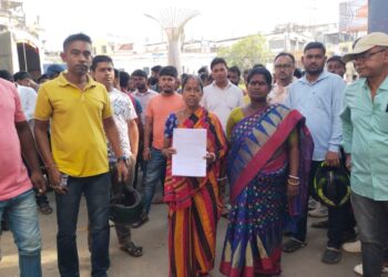 নিরাপত্তার দাবিতে পশ্চিম থানায় লিখিত অভিযোগ জমা দিলেন কালিকাপুরের বাসিন্দারা।