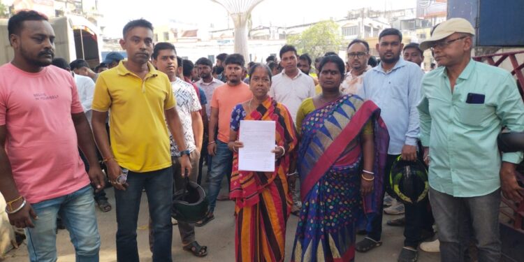 নিরাপত্তার দাবিতে পশ্চিম থানায় লিখিত অভিযোগ জমা দিলেন কালিকাপুরের বাসিন্দারা।