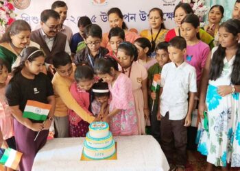 শিশু দিবস উপলক্ষে ত্রিপুরা শিশু অধিকার সুরক্ষা কমিশনের উদ্যোগে মেলার মাঠে বসে আঁকো প্রতিযোগিতা অনুষ্ঠিত হয়। উপস্থিত ছিলেন সমাজকল্যাণ দপ্তরের অধিকর্তা তপন দাস ও কমিশনের চেয়ারম্যান জয়ন্তি দেববর্মা।