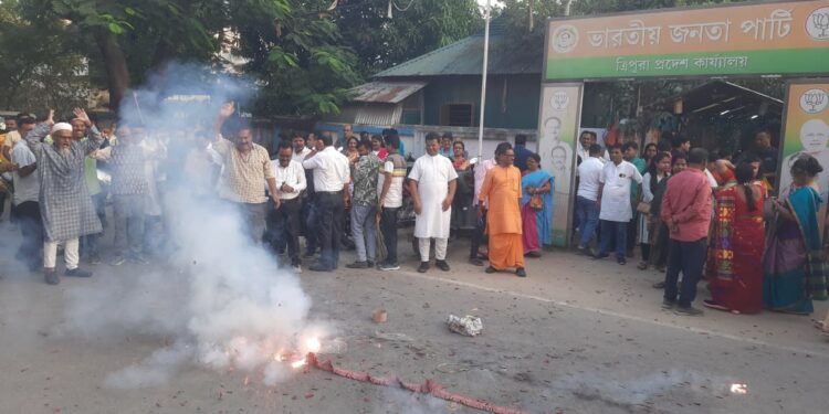 আগরতলায় বিহার নির্বাচনে এনডিএ–র জয়ের আনন্দে অভিনন্দন মিছিল করেছে বিজেপি। শহরজুড়ে কর্মী–সমর্থকদের উৎসবমুখর শোভাযাত্রা অনুষ্ঠিত হয়।