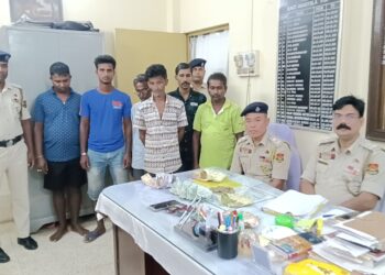 গোপন সূত্রের ভিত্তিতে অভিযান চালিয়ে আড়ালিয়া ব্রিজের নিচ থেকে তীর জুয়ার সামগ্রীসহ ৬ জনকে আটক করল পূর্ব থানার পুলিশ। অভিযানের বিষয়ে বিস্তারিত জানিয়েছেন ওসি সুব্রত দেবনাথ।