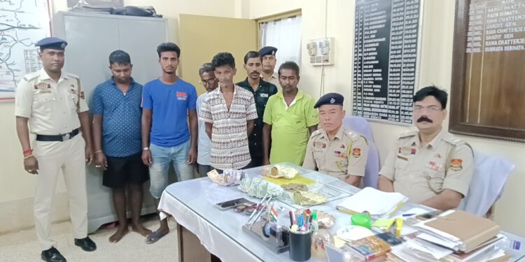 গোপন সূত্রের ভিত্তিতে অভিযান চালিয়ে আড়ালিয়া ব্রিজের নিচ থেকে তীর জুয়ার সামগ্রীসহ ৬ জনকে আটক করল পূর্ব থানার পুলিশ। অভিযানের বিষয়ে বিস্তারিত জানিয়েছেন ওসি সুব্রত দেবনাথ।