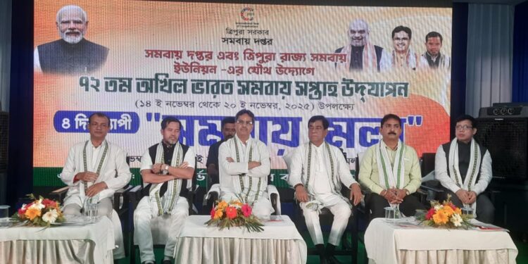 ৭২তম অল ইন্ডিয়া সমবায় সপ্তাহ উপলক্ষে আয়োজিত ‘সমবায় মেলা’-য় উপস্থিত অতিথিরা। সমবায়ের বিস্তৃতি ও উন্নয়নকে আরও গতিশীল করতে নানা কর্মসূচি ঘোষণা করা হয় এই অনুষ্ঠানে।