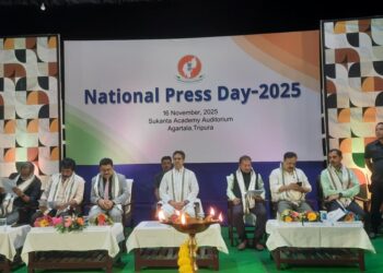 জাতীয় প্রেস দিবস উপলক্ষে আগরতলার সুকান্ত একাডেমিতে তথ্য ও সংস্কৃতি দপ্তরের আলোচনাচক্রে সাংবাদিকদের ভূমিকা ও গণমাধ্যমের স্বাধীনতার ওপর আলোকপাত করলেন ।