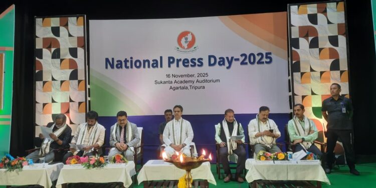 জাতীয় প্রেস দিবস উপলক্ষে আগরতলার সুকান্ত একাডেমিতে তথ্য ও সংস্কৃতি দপ্তরের আলোচনাচক্রে সাংবাদিকদের ভূমিকা ও গণমাধ্যমের স্বাধীনতার ওপর আলোকপাত করলেন ।