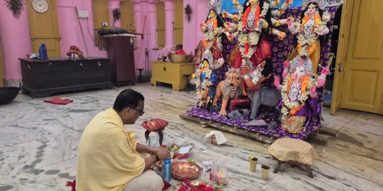 রাজন্য আমল থেকে আগরতলার ঐতিহ্য বহন করে চলা দুর্গা বাড়িতে শুরু হল কাত্যায়নী পূজার আয়োজন। আজ অনুষ্ঠিত হল মায়ের অধিবাস