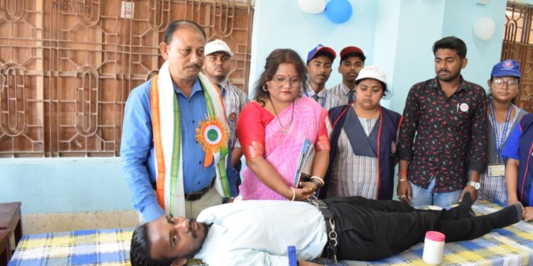 মহাত্মা গান্ধী মেমোরিয়াল দ্বাদশ শ্রেণী বিদ্যালয়ে শুরু হল সাতদিনব্যাপী স্পেশাল NSS ক্যাম্প। উদ্বোধনী অনুষ্ঠানে উপস্থিত ছিলেন রাজ্যস্তরের NSS প্রোগ্রাম অফিসার মলয় লস্করসহ অন্যান্য অতিথিবৃন্দ।