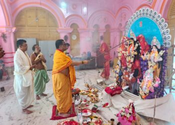 দুর্গা বাড়িতে আজ থেকে শুভারম্ভ কাত্যায়নী পূজার। আচার-অনুষ্ঠানে উপস্থিত ভক্তদের উচ্ছ্বাস চোখে পড়ার মতো।