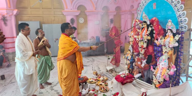 দুর্গা বাড়িতে আজ থেকে শুভারম্ভ কাত্যায়নী পূজার। আচার-অনুষ্ঠানে উপস্থিত ভক্তদের উচ্ছ্বাস চোখে পড়ার মতো।