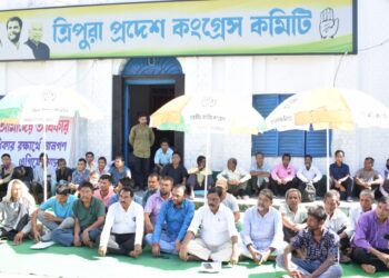 অল ত্রিপুরা অসংগঠিত শ্রমিক কংগ্রেসের উদ্যোগে তিন দফা দাবিতে মঙ্গলবার কংগ্রেস ভবনের সামনে অনুষ্ঠিত হয় গণঅবস্থান। পরে জাতীয় স্বাস্থ্য মিশনের মিশন ডাইরেক্টরের কাছে স্মারকলিপি জমা দেন সংগঠনের প্রতিনিধিরা