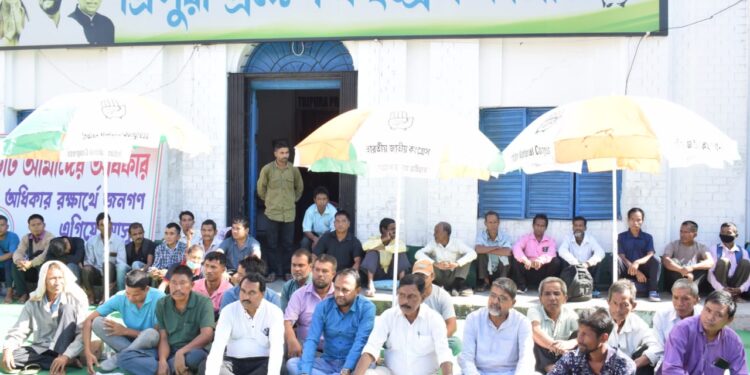 অল ত্রিপুরা অসংগঠিত শ্রমিক কংগ্রেসের উদ্যোগে তিন দফা দাবিতে মঙ্গলবার কংগ্রেস ভবনের সামনে অনুষ্ঠিত হয় গণঅবস্থান। পরে জাতীয় স্বাস্থ্য মিশনের মিশন ডাইরেক্টরের কাছে স্মারকলিপি জমা দেন সংগঠনের প্রতিনিধিরা