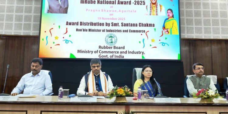 আগরতলার প্রজ্ঞাভবনে অনুষ্ঠিত রাবার জাতীয় পুরস্কার ২০২৫ অনুষ্ঠানে যোগ দিলেন মন্ত্রী সান্তনা চাকমা ও শিল্প দপ্তরের শীর্ষ আধিকারিকরা।