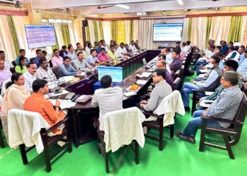 গোর্খাবস্তিতে প্রাণিসম্পদ বিকাশ দপ্তরের দ্বিতীয় রাজ্যপর্যায়ের পর্যালোচনা বৈঠকে উপস্থিত মন্ত্রী সুধাংশু দাসসহ দপ্তরের উচ্চপদস্থ কর্মকর্তারা।