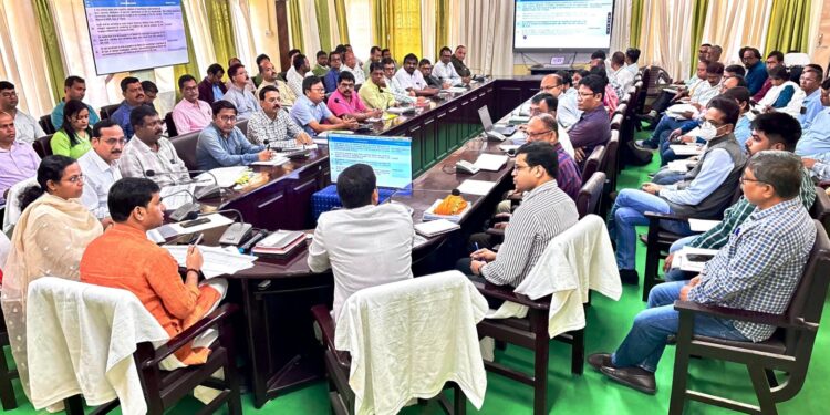 গোর্খাবস্তিতে প্রাণিসম্পদ বিকাশ দপ্তরের দ্বিতীয় রাজ্যপর্যায়ের পর্যালোচনা বৈঠকে উপস্থিত মন্ত্রী সুধাংশু দাসসহ দপ্তরের উচ্চপদস্থ কর্মকর্তারা।