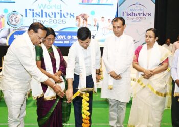 বিশ্ব মৎস্য দিবস উপলক্ষে মুক্তধারায় বিশেষ অনুষ্ঠান। উপস্থিত ছিলেন দপ্তরের মন্ত্রী সুধাংশু দাস, বিধায়িকা মিনারানী সরকারসহ অন্যান্য অতিথিরা।