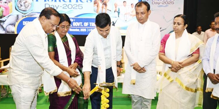 বিশ্ব মৎস্য দিবস উপলক্ষে মুক্তধারায় বিশেষ অনুষ্ঠান। উপস্থিত ছিলেন দপ্তরের মন্ত্রী সুধাংশু দাস, বিধায়িকা মিনারানী সরকারসহ অন্যান্য অতিথিরা।