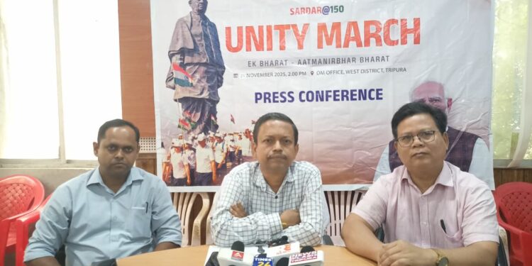 ২৪শে নভেম্বরের ইউনিটি মার্চ র‍্যালিকে সামনে রেখে আজ ডিএম অফিসে সাংবাদিক সম্মেলন। উপস্থিত ছিলেন অতিরিক্ত জেলাশাসক অসিত কুমার দাস।