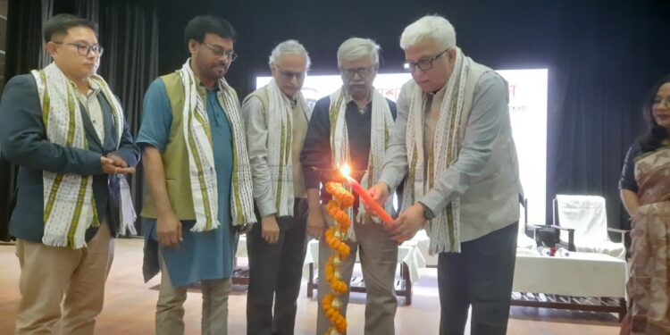 ঋত্বিক ঘটকের জন্মশতবর্ষ উপলক্ষে সুকান্ত একাডেমিতে শুরু হলো চলচ্চিত্র উৎসব। উদ্বোধন করলেন ওড়িশা হাইকোর্টের প্রাক্তন প্রধান বিচারপতি শুভাশিস তলাপাত্র। আগামী ২৩ নভেম্বর পর্যন্ত চলবে আয়োজন।