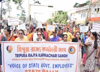 ত্রিপুরা রাজ্য কর্মচারী সংঘের উদ্যোগে রাজ্যের সরকারি কর্মচারীদের দাবিদাওয়া কেন্দ্র করে আজ অনুষ্ঠিত হল বিশাল মিছিল। 