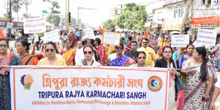 ত্রিপুরা রাজ্য কর্মচারী সংঘের উদ্যোগে রাজ্যের সরকারি কর্মচারীদের দাবিদাওয়া কেন্দ্র করে আজ অনুষ্ঠিত হল বিশাল মিছিল। 