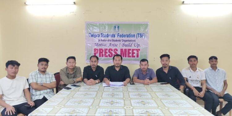 TSF-এর ডাকে আয়োজিত প্রেস মিটে মূল দাবিগুলো সামনে তুলে ধরলেন সংগঠনের প্রতিনিধিরা। সভায় উপস্থিত নেতৃবৃন্দ আসন্ন কর্মসূচি ও ভবিষ্যৎ পরিকল্পনা নিয়ে বিস্তারিত মতামত জানান।