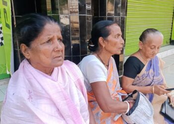 ছাঁটাইয়ের খবর শুনেই চোখের জল ধরে রাখতে পারলেন না বৃদ্ধা।