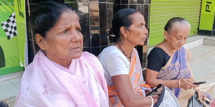 ছাঁটাইয়ের খবর শুনেই চোখের জল ধরে রাখতে পারলেন না বৃদ্ধা।