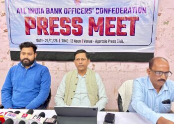 আগরতলা প্রেস ক্লাবে অল ইন্ডিয়া ব্যাংক অফিসার্স কনফেডারেশনের উদ্যোগে আয়োজিত প্রেস মিটে উপস্থিত সংগঠনের প্রতিনিধিরা। 