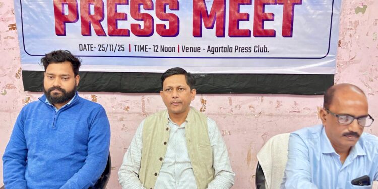 আগরতলা প্রেস ক্লাবে অল ইন্ডিয়া ব্যাংক অফিসার্স কনফেডারেশনের উদ্যোগে আয়োজিত প্রেস মিটে উপস্থিত সংগঠনের প্রতিনিধিরা। 