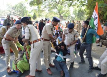 অবশেষে পুলিশ প্রশাসনের হস্তক্ষেপে তৃণমূল কর্মীদের গাড়িতে তুলে পুলিশ লাইনে পাঠানো হয়। তাদের অবরোধ সরাতেই রাস্তা পুনরায় স্বাভাবিক গতিতে চলাচলের জন্য খুলে দেওয়া হয়।