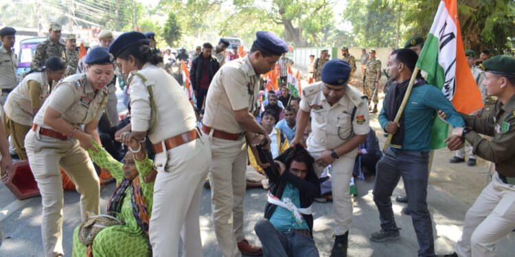 অবশেষে পুলিশ প্রশাসনের হস্তক্ষেপে তৃণমূল কর্মীদের গাড়িতে তুলে পুলিশ লাইনে পাঠানো হয়। তাদের অবরোধ সরাতেই রাস্তা পুনরায় স্বাভাবিক গতিতে চলাচলের জন্য খুলে দেওয়া হয়।