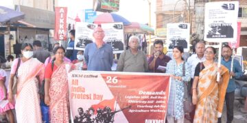 ৩টি কালা কৃষি আইন প্রত্যাহারের দাবিতে দিল্লির ঐতিহাসিক কৃষক আন্দোলনের ৫-ম বর্ষপূর্তিকে কেন্দ্র করে ‘সংযুক্ত কিষান মোর্চা’-র ডাকে সারা দেশের রাজ্য রাজধানীগুলোতে অনুষ্ঠিত হচ্ছে প্রতিবাদ কর্মসূচি। তার অংশ হিসেবে আজ আগরতলার বটতলায় SKM-এর শরিক সংগঠন AIKKMS-এর উদ্যোগে এক প্রতিবাদ সভা অনুষ্ঠিত হয়, যেখানে কৃষি আইন বিরোধী আন্দোলনের পুনরুজ্জীবন ও কৃষকদের ন্যায্য অধিকারের দাবি তুলে ধরা হয়।