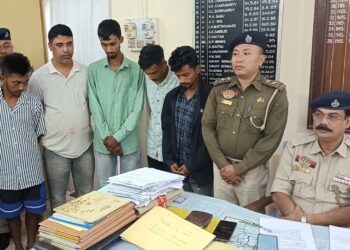 গোপন সংবাদের ভিত্তিতে গতরাতে কাসার পট্টি ও ওমেন্স কলেজের সামনে বিশেষ অভিযান চালিয়ে পাঁচ নেশা কারবারিকে নেশাজাত সামগ্রীসহ আটক করে পূর্ব থানা পুলিশ। পূর্ব থানার ওসি সুব্রত দেবনাথ জানিয়েছেন, উদ্ধার হওয়া সামগ্রীর বাজার মূল্য প্রায় দেড় লক্ষ টাকা। ঘটনার পর আটক সকলকে জিজ্ঞাসাবাদ করে পরবর্তী আইনানুগ পদক্ষেপ গ্রহণ করা হচ্ছে।