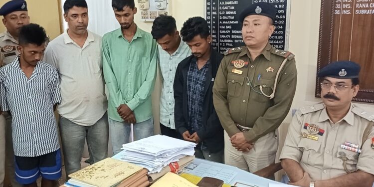 গোপন সংবাদের ভিত্তিতে গতরাতে কাসার পট্টি ও ওমেন্স কলেজের সামনে বিশেষ অভিযান চালিয়ে পাঁচ নেশা কারবারিকে নেশাজাত সামগ্রীসহ আটক করে পূর্ব থানা পুলিশ। পূর্ব থানার ওসি সুব্রত দেবনাথ জানিয়েছেন, উদ্ধার হওয়া সামগ্রীর বাজার মূল্য প্রায় দেড় লক্ষ টাকা। ঘটনার পর আটক সকলকে জিজ্ঞাসাবাদ করে পরবর্তী আইনানুগ পদক্ষেপ গ্রহণ করা হচ্ছে।