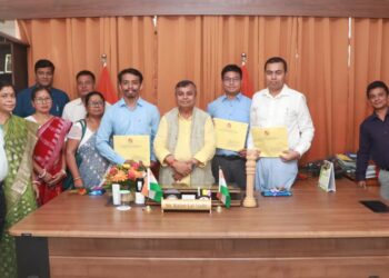 যোগ্যতাই এখন সরকারি চাকরির একমাত্র পথ—এ কথা পুনরায় তুলে ধরলেন বিদ্যুৎমন্ত্রী ও নির্বাচন দপ্তরের দায়িত্বপ্রাপ্ত মন্ত্রী রতন লাল নাথ। আজ তাঁর দপ্তরে TPSC পরীক্ষায় উত্তীর্ণ তিন প্রার্থীর হাতে নিয়োগপত্র তুলে দিয়ে তিনি জানান, বর্তমান সরকার ক্ষমতায় আসার পর থেকে নিয়োগ প্রক্রিয়ায় স্বচ্ছতা, ন্যায়পরায়ণতা ও যোগ্যতার ভিত্তিক ব্যবস্থা চালু রয়েছে।  আগের দিনের মতো আর কাউকে রাজনৈতিক দরজায় ঘুরতে হয় না—এই মন্তব্য করে মন্ত্রী বলেন, কঠোর পরিশ্রম ও মেধাই এখন চাকরির প্রধান মানদণ্ড। নবনিযুক্তদের অভিনন্দন জানিয়ে তিনি সততা ও নিষ্ঠার সঙ্গে দায়িত্ব পালনের আহ্বান জানান।  অনুষ্ঠানে উপস্থিত নবীন কর্মীদের অভিভাবকরাও সরকারের দুর্নীতিমুক্ত ও স্বচ্ছ নিয়োগ ব্যবস্থার প্রশংসা করেন এবং এই প্রক্রিয়াকে ভবিষ্যতের চাকরিপ্রার্থীদের জন্য আশাব্যঞ্জক বলে অভিহিত করেন।